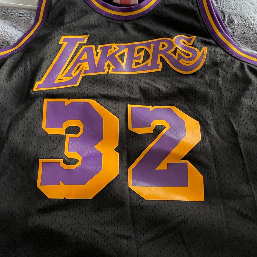 Men's Mitchell & Ness Magic Johnson Purple Los Angeles Lakers 1984/85. - Picture 4 of 8